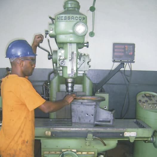 Homem trabalhando na fabricação de peça.